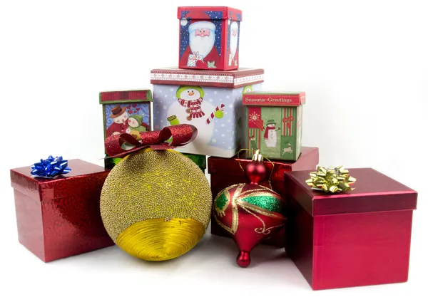 Presentes de Natal empilhados — Fotografia de Stock
