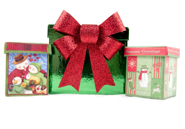 Рождественские подарки в коробке на белом фоне
