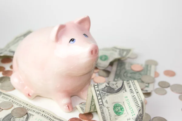 Piggy Bank com contas e moedas — Fotografia de Stock