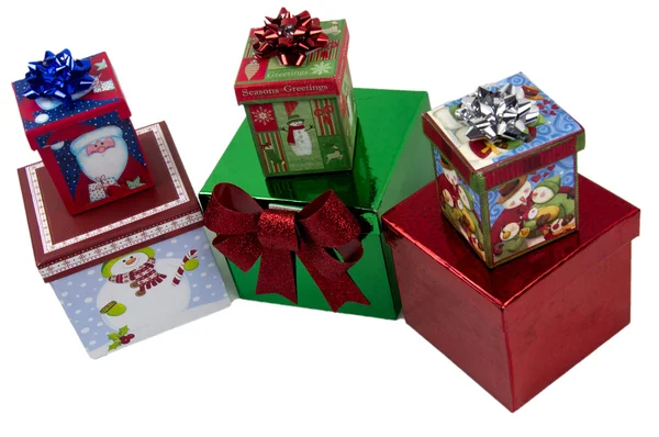 Zapakowane świątecznych prezentów na białym tle — Zdjęcie stockowe