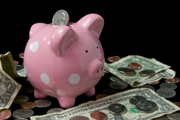 Pink Polka Dot Piggy Bank con efectivo y monedas — Foto de Stock