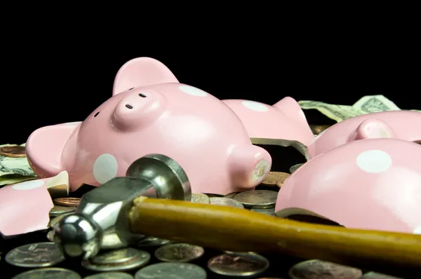 Piggy Bank quebrado com martelo — Fotografia de Stock