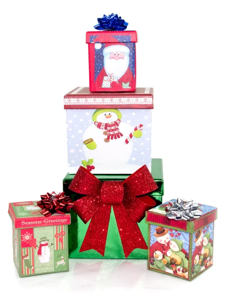 흰색 바탕에 박스형된 크리스마스 선물 — 스톡 사진