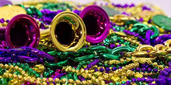 Mardi Gras Beads & Horns — Stock Photo, Image