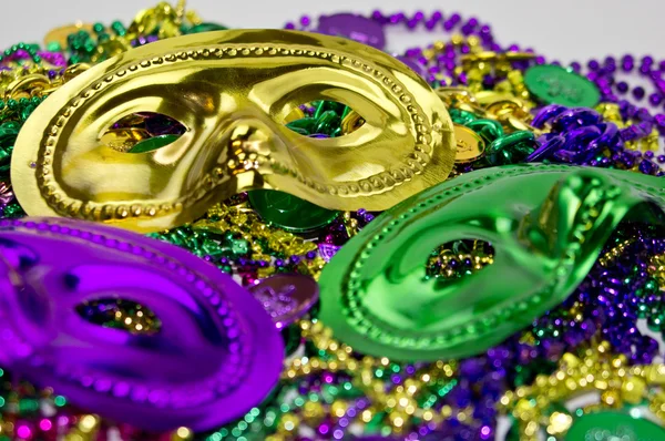 Máscaras de Mardi Gras en una cama de cuentas — Foto de Stock
