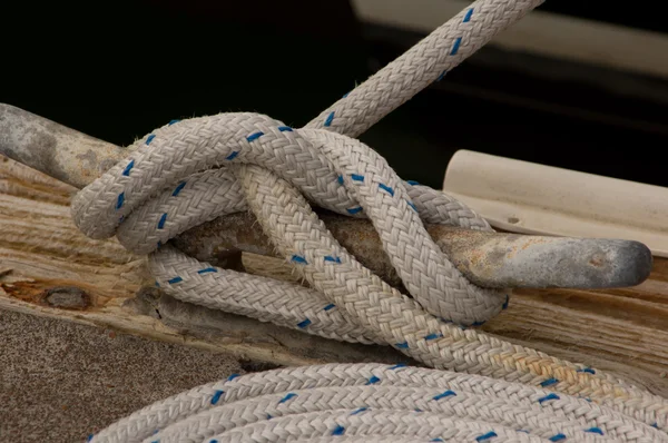 クリートに縛らボート ロープ — ストック写真