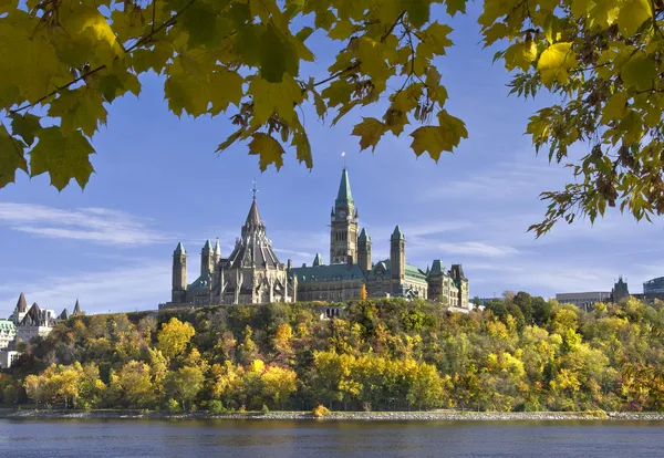 Parliament in Fall — Stock Photo, Image
