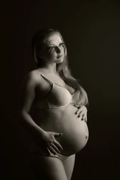 年轻怀孕的女孩 — 图库照片