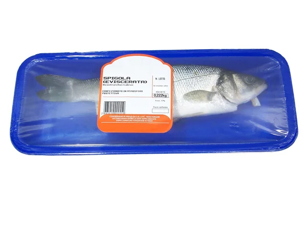 包装海鲈鱼孤立 (产量) — 图库照片