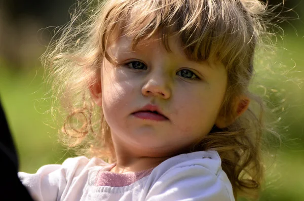 Pienen tytön muotokuva puistossa leikkimässä — kuvapankkivalokuva