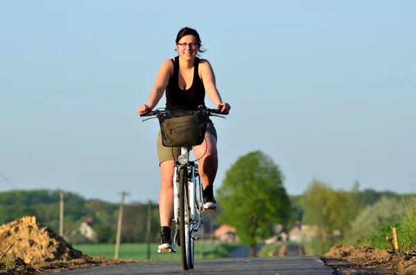 Mujer joven montando un nuevo carril bici — Foto de Stock