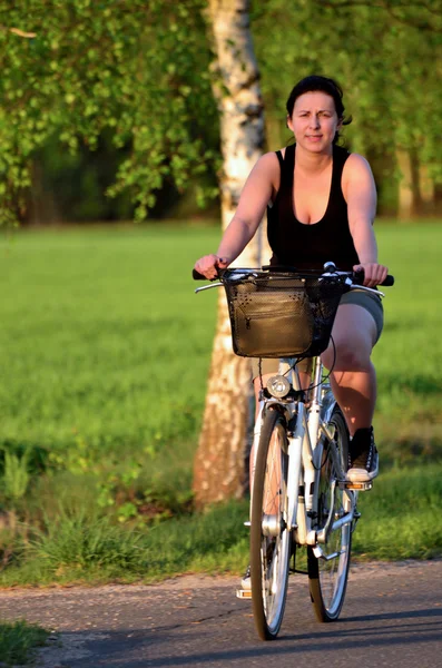 Νεαρή γυναίκα καβάλα σε ποδήλατο — Φωτογραφία Αρχείου