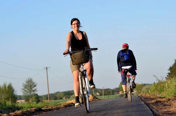 年轻的女子在自行车路径 — 图库照片