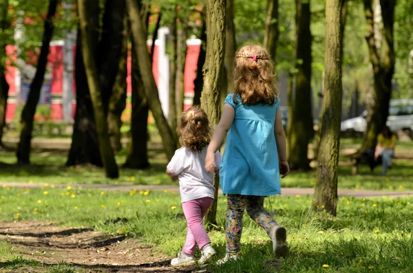 Parkta oynayan iki küçük kız — Stok fotoğraf