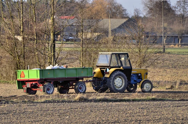 A tavaszi mező tevékenységek során traktor — Stock Fotó
