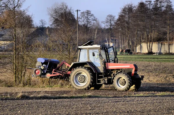 Tracteur pendant les activités du champ de printemps — Photo