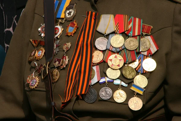 Premios militares soviéticos de la Segunda Guerra Mundial en el pecho veterano — Foto de Stock