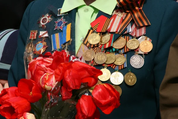 Prêmios militares soviéticos da Segunda Guerra Mundial no peito de veteranos — Fotografia de Stock