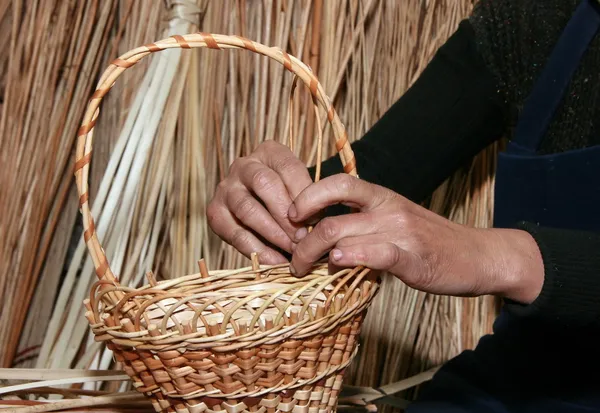 Frauenhände handgewebten Weidenkorb beherrschen — Stockfoto