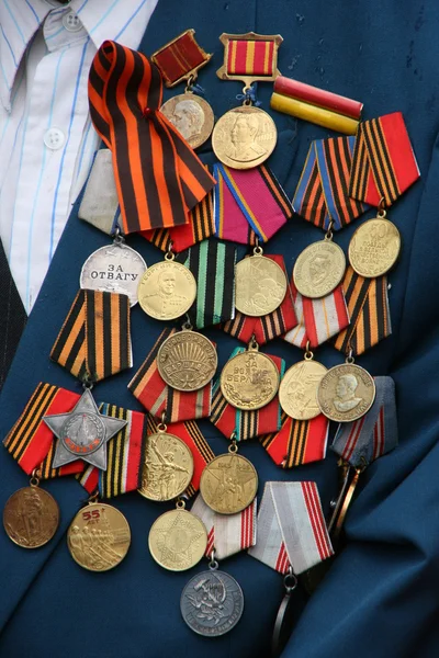 Premi militari sovietici WW2 sul petto dei veterani Foto Stock Royalty Free