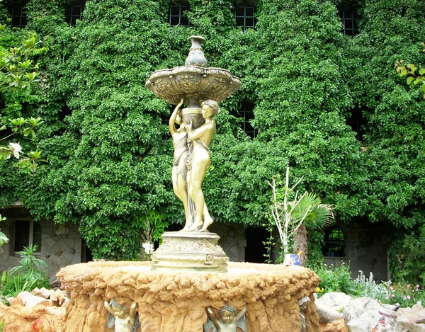 Экзотический сад со скульптурой — стоковое фото