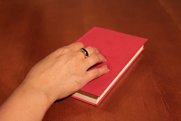 Mão e livro 2 — Fotografia de Stock