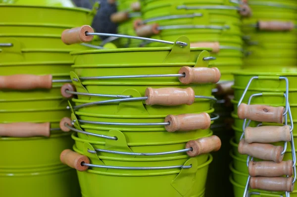Зеленые металлические ведра с деревянными ручками — стоковое фото