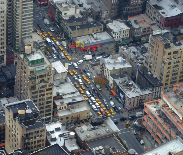 Blick von oben auf die Straße mit viel Verkehr und vielen gelben Taxis — Stockfoto