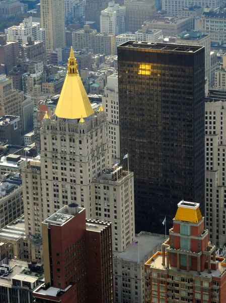 Vue d'en haut sur les sommets colorés des gratte-ciel et autres bâtiments — Photo