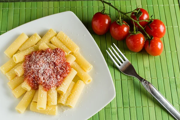 Rigatoni med tomat och parmesanost — Stockfoto
