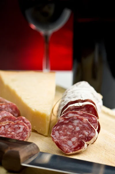 Salame, kaas en rode wijn Stockfoto