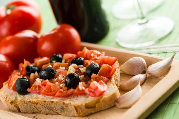 Bruschetta aux tomates et olives noires Photos De Stock Libres De Droits