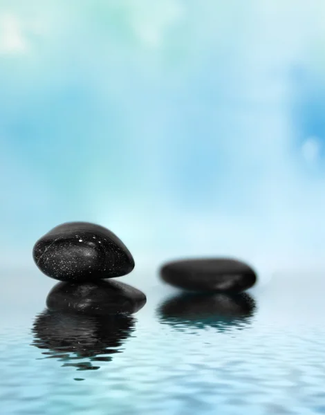 Zen stones v klidné vodě — Stock fotografie