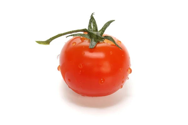 Rijpe tomaat van kers in druppels — Stockfoto