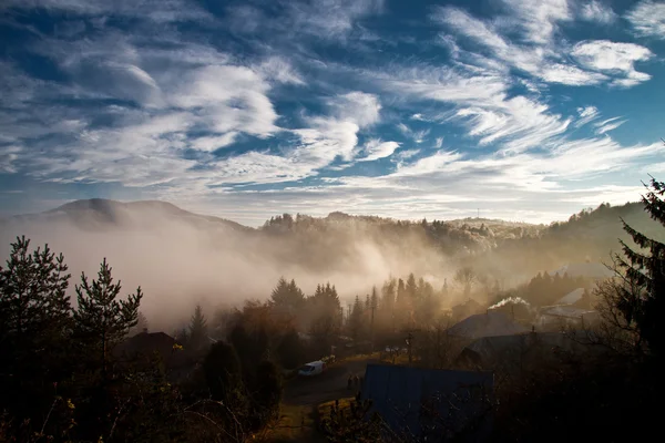 Niebla en la naturaleza otoñal Fotos de stock