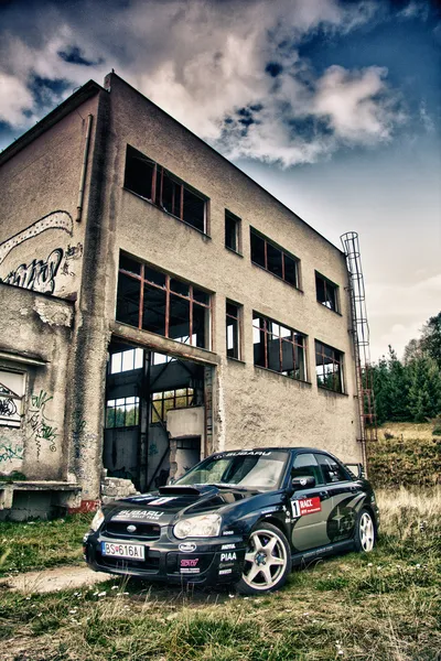 Subaru impreza wrc in ruïnes — Stockfoto