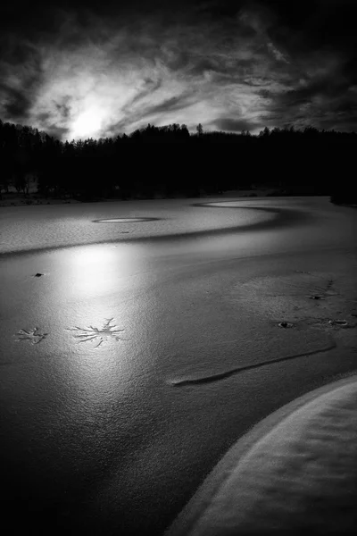 Siyah beyaz donmuş göl — Stok fotoğraf