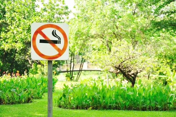 Não fumar sinal de metal no parque — Fotografia de Stock