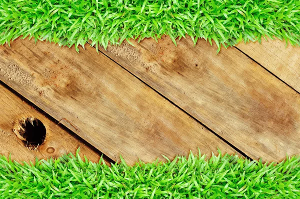 Quadro de grama no buraco de madeira — Fotografia de Stock