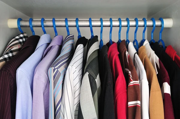 Camisas que estão penduradas — Fotografia de Stock