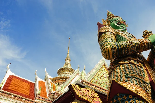 Giant symbol and roof, Wat Arun temple — Stock Photo, Image