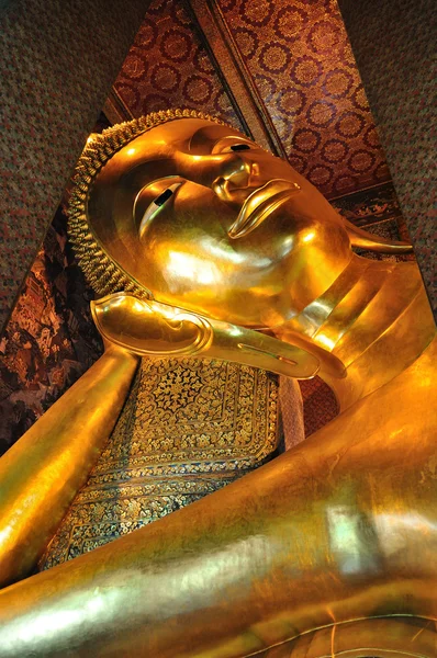 Der goldene liegende Buddha in wat pho — Stockfoto