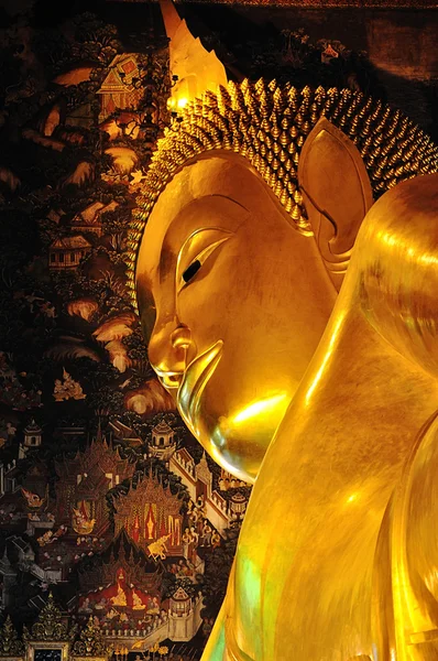 Zlatý buddha ležící v wat pho — Stock fotografie