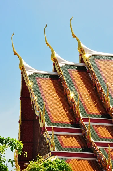 Detal dachu bogato dekorowana świątynia w Bangkoku — Zdjęcie stockowe