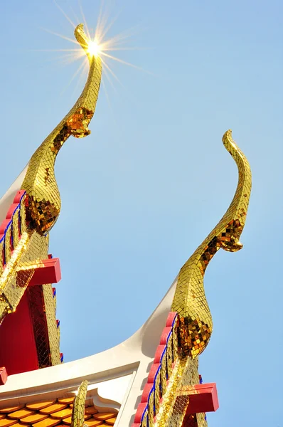 Деталь декоративно украшенной крыши храма в Бангкоке — стоковое фото