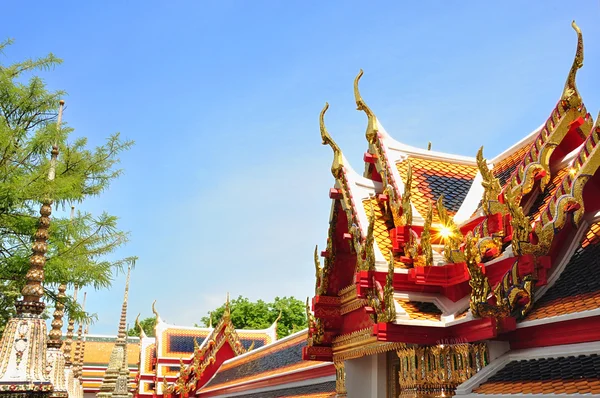 Detail of ornately decorated temple roof in bangkok — Stock Photo, Image