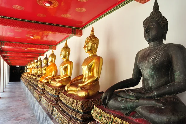 Zlatá, sedící sochy Buddhy v wat pho — Stock fotografie