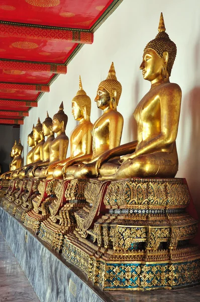 Gyllene sittande buddha statyer i wat pho — ストック写真