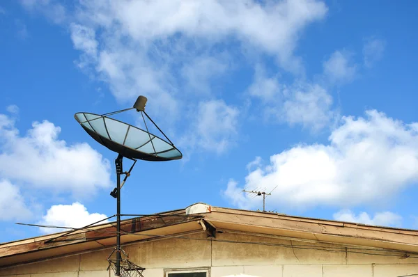 Спутник на крыше дома — стоковое фото