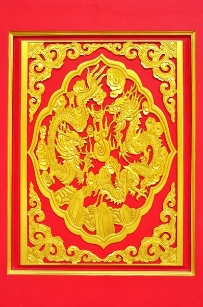 赤い木材で飾られた金色のドラゴン — ストック写真